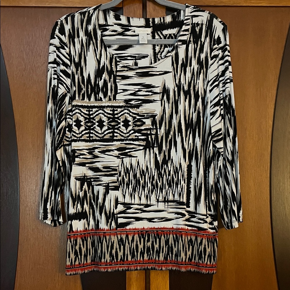 🦀Chico’s Black & White Abstract Print Top w/3/4 Sleeves, Scoop Neck & Red Trim